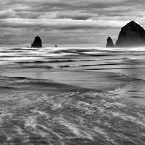 USA, Oregon, Cannon Beach, Haystack Rock and The Needles