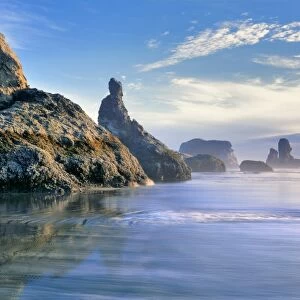 USA, Oregon, Face Rock Wayside. The Pacific Ocean baths the sea stacks at Face Rock Wayside