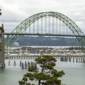 Estados Unidos, Oregón, Newport. Puente de la Bahía de Yaquina y paisaje Estados Unidos, Oregón, Newport. Puente de la Bahía de Yaquina y paisaje