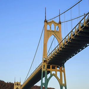 USA, Oregon, Portland, Cathedral Park, St. Johns Bridge at sunrise