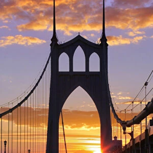 USA, Oregon, Portland. St Johns Bridge at sunrise