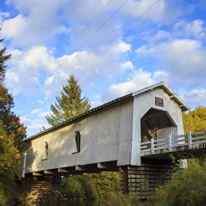 USA, Oregon, Scio, Hoffman Bridge across Crabtree Creek in early Autumn