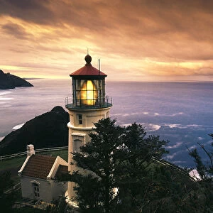 USA, Oregon, View of Heceta Head Lighthouse at sunset