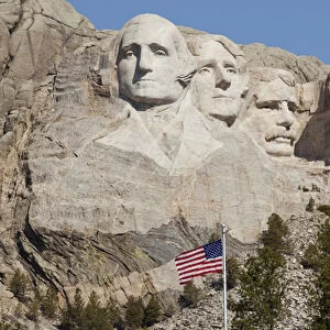 USA, South Dakota, Mount Rushmore National Monument, American flag flies in front