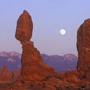 USA, Utah, Arches NP, Full Moon Rising at Balanced Rock