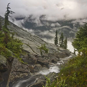 USA, Washington, Cascade Mountains. Alpine scenery at Robin Lakes in the Alpine