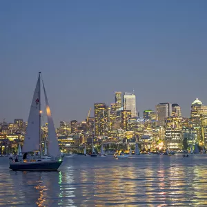 Usa, Washington State, Seattle, downtown skyline and boats on Lake Union at dusk