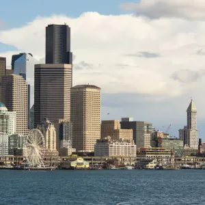 Estados Unidos, estado de Washington . Paseo marítimo en la costa de Seattle el día es brillante Estados Unidos, estado de Washington . Paseo marítimo en la costa de Seattle el día es brillante