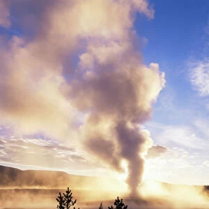 USA, Wyoming, Old Faithful geyser at Yellowstone National Park