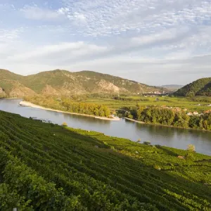 View from Weissenkirchen over the Danube towards Rossatz and Duernstein in the Wachau View from Weissenkirchen over the Danube towards Rossatz and Duernstein in the Wachau
