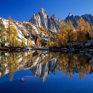 WA, Alpine Lakes Wilderness, Enchantment Lakes, Prusik Peak and Temple Ridge, reflected