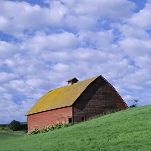 WA, Whitman County, Red barn and clouds
