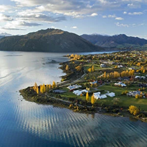 Wanaka and Lake Wanaka in autumn, Otago, South Island, New Zealand