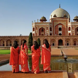 Young Indian ladies and Humayuns Tomb, Delhi, India