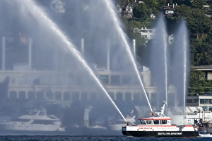 Images Dated 4th July 2007: 4th of July, Lake Union, Seattle, Washington, celebration, fireboat, pleasureboats