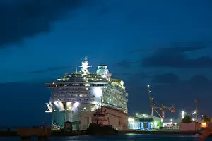 Images Dated 24th January 2006: ABC Islands - ARUBA - Oranjestad: Evening at the Cruiseship Terminal