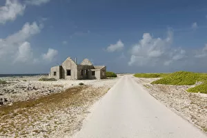 Images Dated 27th January 2006: ABC Islands - BONAIRE - Lacre Punt: Willemstoren Lighthouse Keepers Cottage