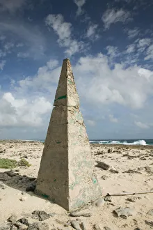 Images Dated 27th January 2006: ABC Islands - BONAIRE - Manparia Kutu: Navigation Marker and SE shoreline