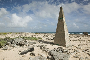 Images Dated 27th January 2006: ABC Islands - BONAIRE - Manparia Kutu: Navigation Marker and SE shoreline