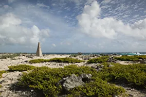 Images Dated 27th January 2006: ABC Islands - BONAIRE - Manparia Kutu: Navigation Marker and SE shoreline