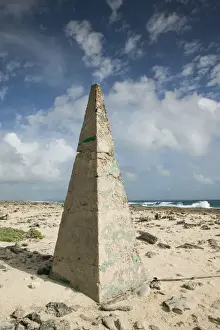 Images Dated 27th January 2006: ABC Islands - BONAIRE - Manparia Kutu: Navigation Marker and SE shoreline