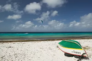 Images Dated 27th January 2006: ABC Islands - BONAIRE - Pink Beach: Beach View with Fishing Boat & Kite Surfer