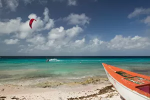 Images Dated 27th January 2006: ABC Islands - BONAIRE - Pink Beach: Beach View with Fishing Boat & Kite Surfer