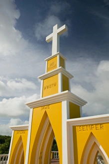 Images Dated 27th January 2006: ABC Islands - BONAIRE - Seru Largu: Memorial Cross atop Seru Largu (el. 123 meters)
