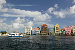 Images Dated 29th January 2006: ABC Islands - CURACAO - Willemstad: Harborfront Buildings of Punda & Harbor Ferry