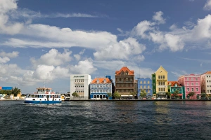 Images Dated 29th January 2006: ABC Islands - CURACAO - Willemstad: Harborfront Buildings of Punda & Harbor Ferry