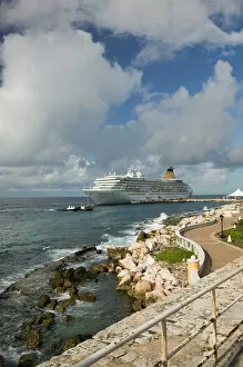 Images Dated 31st January 2006: ABC Islands - CURACAO - Willemstad: Cruise ship docked at Fort Riffart Cruise Terminal /