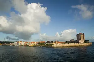 Images Dated 30th January 2006: ABC Islands - CURACAO - Willemstad: Punda - Waterfront & Plaza Hotel Curacao