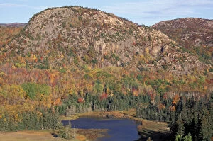 Images Dated 23rd April 2004: Acadia N.P. ME. New England Fall. The Beehive from Great Head Trail