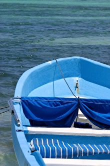 Images Dated 17th April 2005: Acumal, Mexico, motor boat at the beach