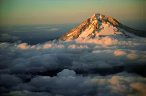 Images Dated 24th May 2005: An aerial of Mt Hood, Oregon, peaking above the cloud cover