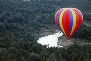 Images Dated 25th August 2011: Africa, Kenya, Msai Mara. Hot-Air Ballooning over the Mara River