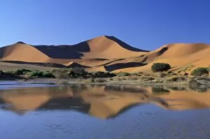 Images Dated 19th March 2004: Africa, Namibia, Namib National Park, Sossusvlei Dunes