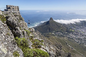 Images Dated 7th September 2014: Africa, South Africa, Cape Town. Sky lift on Table Mountain