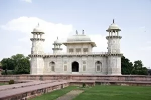 Images Dated 13th October 2006: Agra, India. The tomb of Itimad-ud-daulah. Also known as the Baby Taj due to its