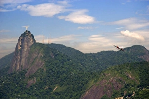 Images Dated 26th January 2007: Airliner landing at Rio de Janeiro, Brazil