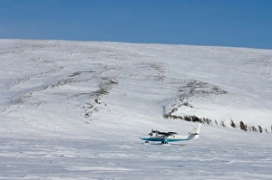 Images Dated 16th April 2006: airplane dropping off supplies on Herschel Island, off the Mackenzie River delta
