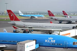 Images Dated 6th August 2007: Airplanes at Schiphol Airport in Amsterdam, Netherlands