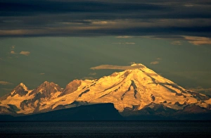 Images Dated 8th September 2006: Alaska, Kenai Peninsula, Kenai, Mt. Redoubt, Evening Glow