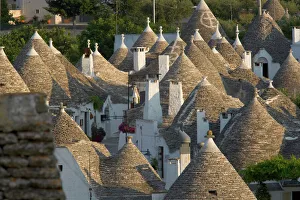 Images Dated 26th June 2005: Alberobello, Puglia, Italy