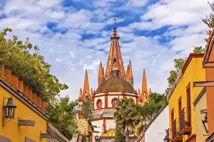 Images Dated 28th December 2014: Aldama Street Parroquia Archangel church Dome Steeple San Miguel de Allende, Mexico