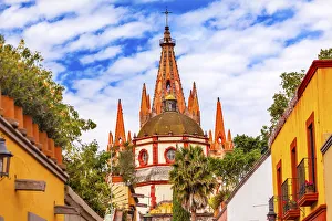 Images Dated 28th December 2014: Aldama Street Parroquia Archangel church Dome Steeple San Miguel de Allende, Mexico