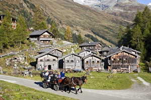 Images Dated 4th October 2009: The alp Aussergschloess in East Tyrol, national park Hohe Tauern, with tourists in