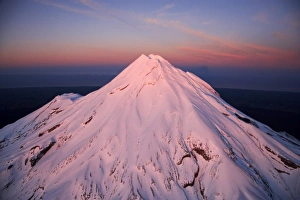 Images Dated 10th July 2008: Alpenglow on Summit of Mt Taranaki / Mt Egmont at Dawn, Taranaki, North Island, New