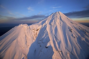 Images Dated 10th July 2008: Alpenglow on Summit of Mt Taranaki / Mt Egmont at Dawn, Taranaki, North Island, New