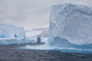 Images Dated 13th March 2010: Antarctica, Antarctic Penninsula. Antarctic Sound, tabular iceberg